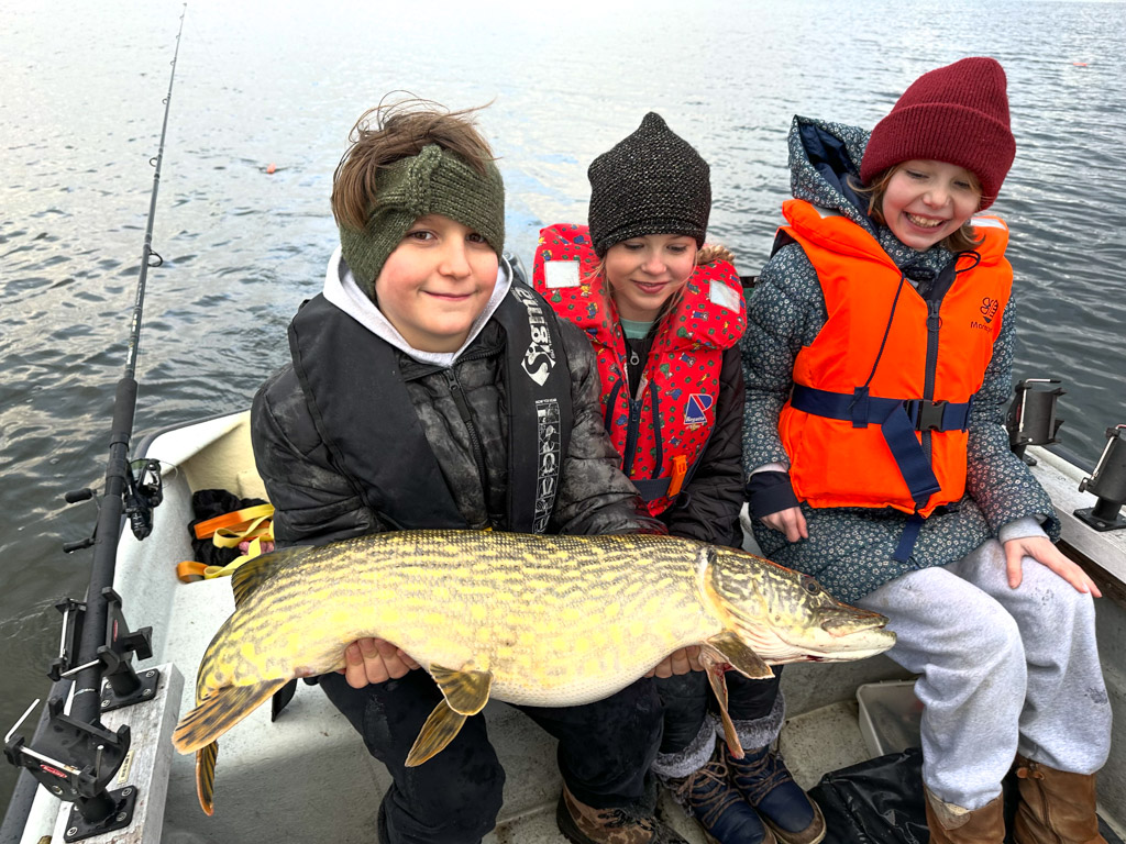 3 børn med fisk fra lystfiskerforeningen