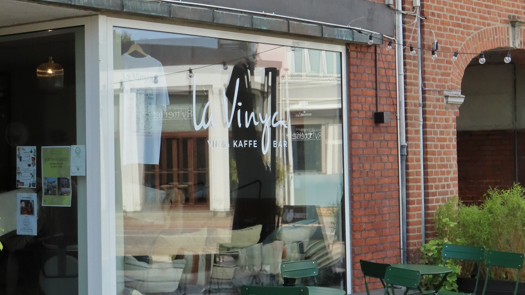 La Vinya front vindue