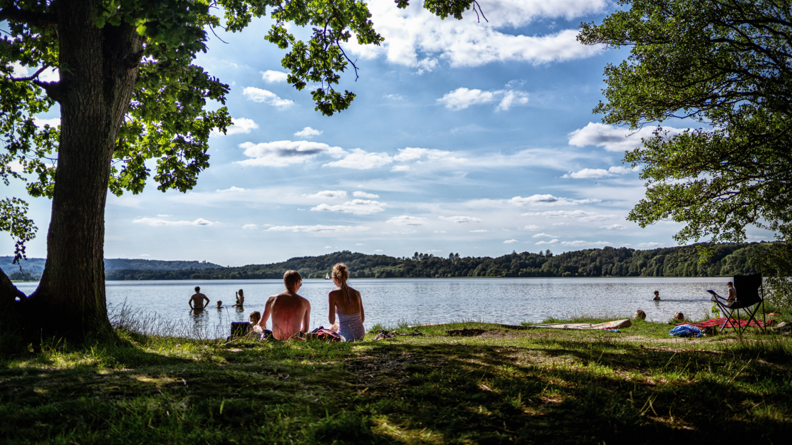Par holder badedag ved søen