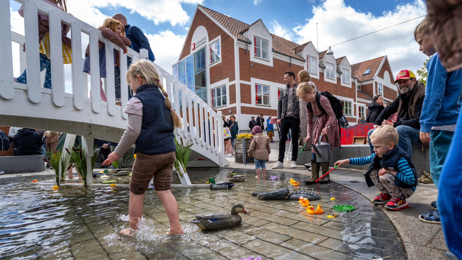 Børn leger i vandbassin