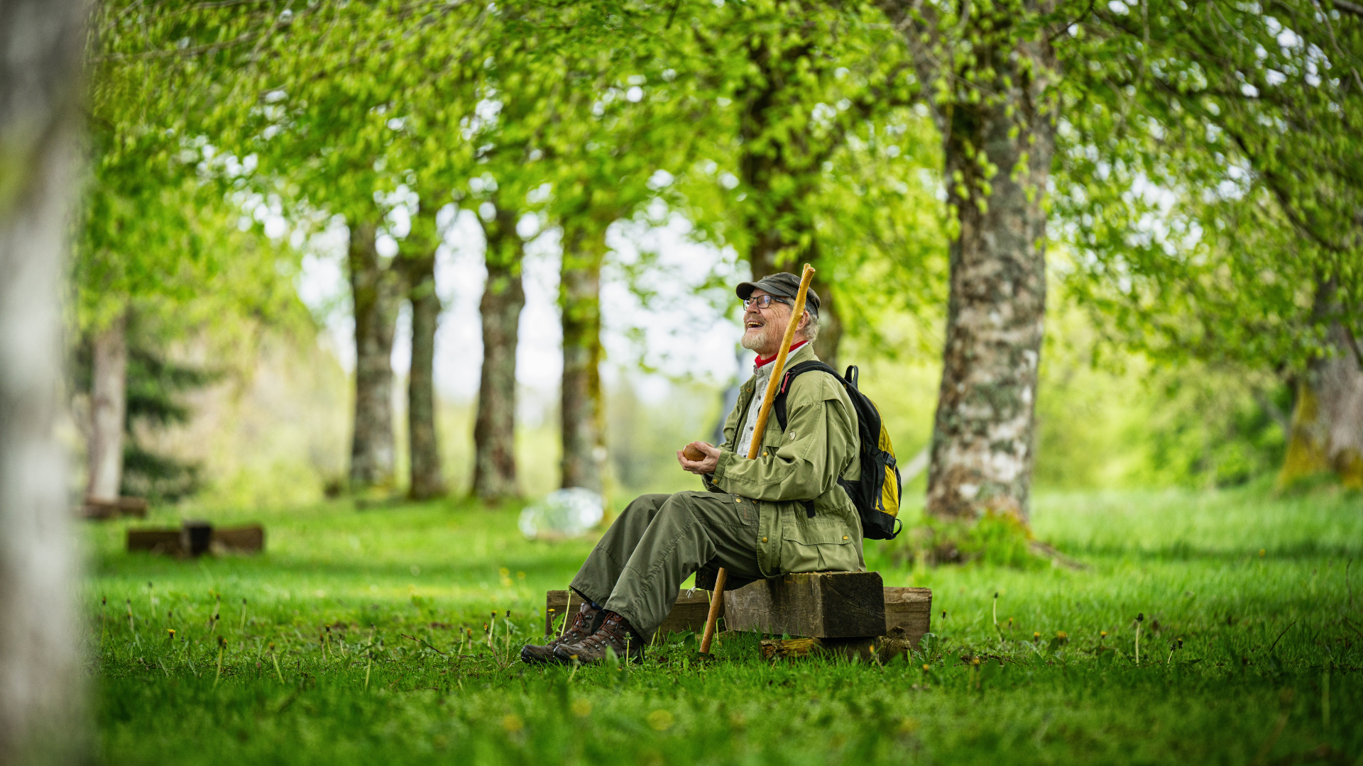mand der sidder i naturen