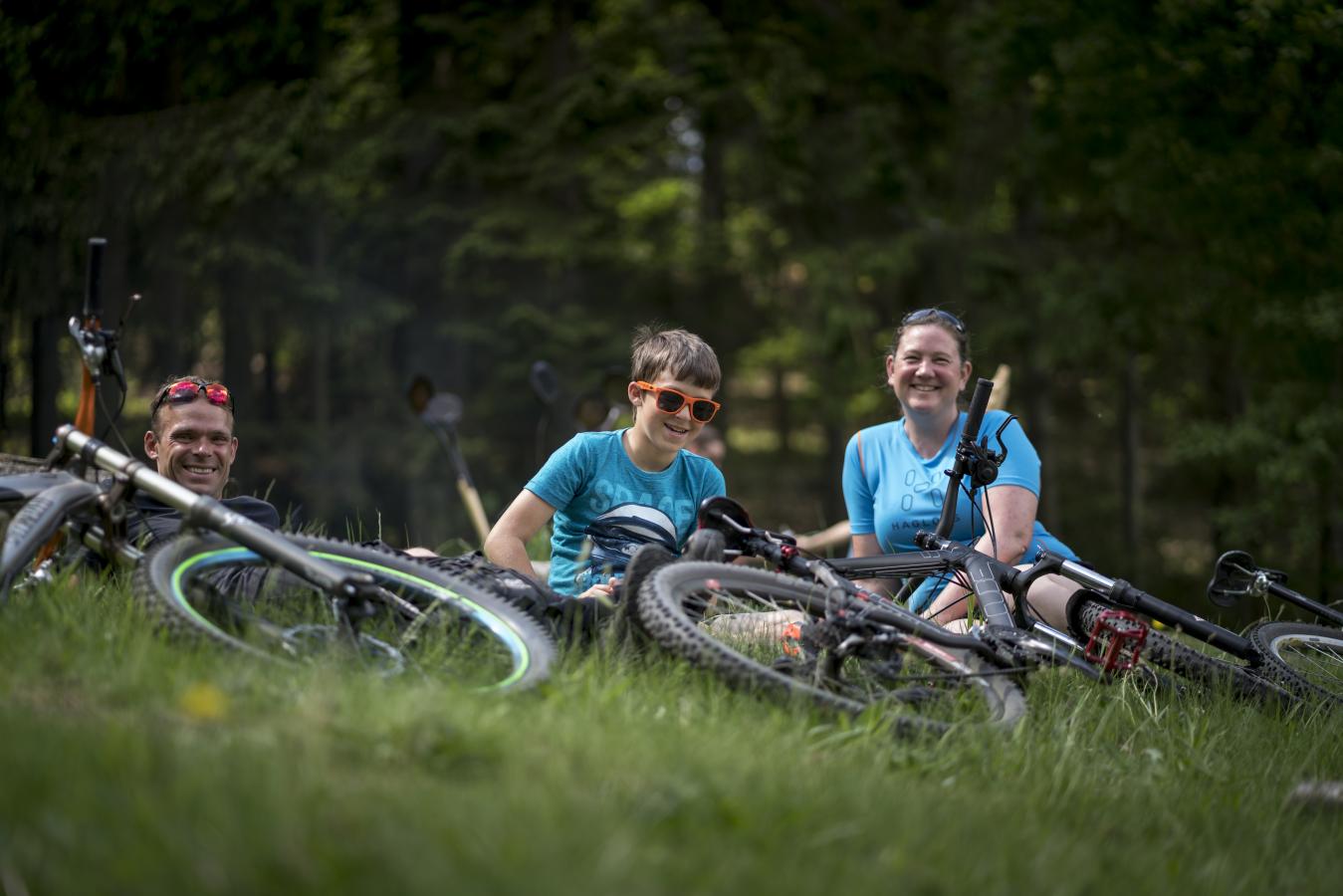 mor og søn der sidder med deres cykler