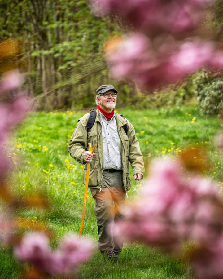 Man der går i naturen 