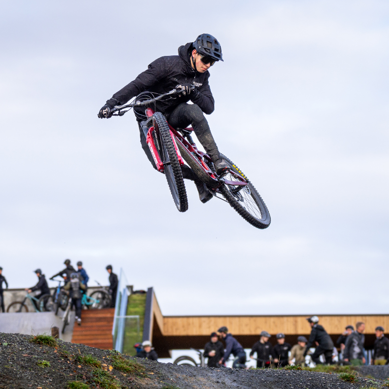 Dreng der cykler på mountain bike