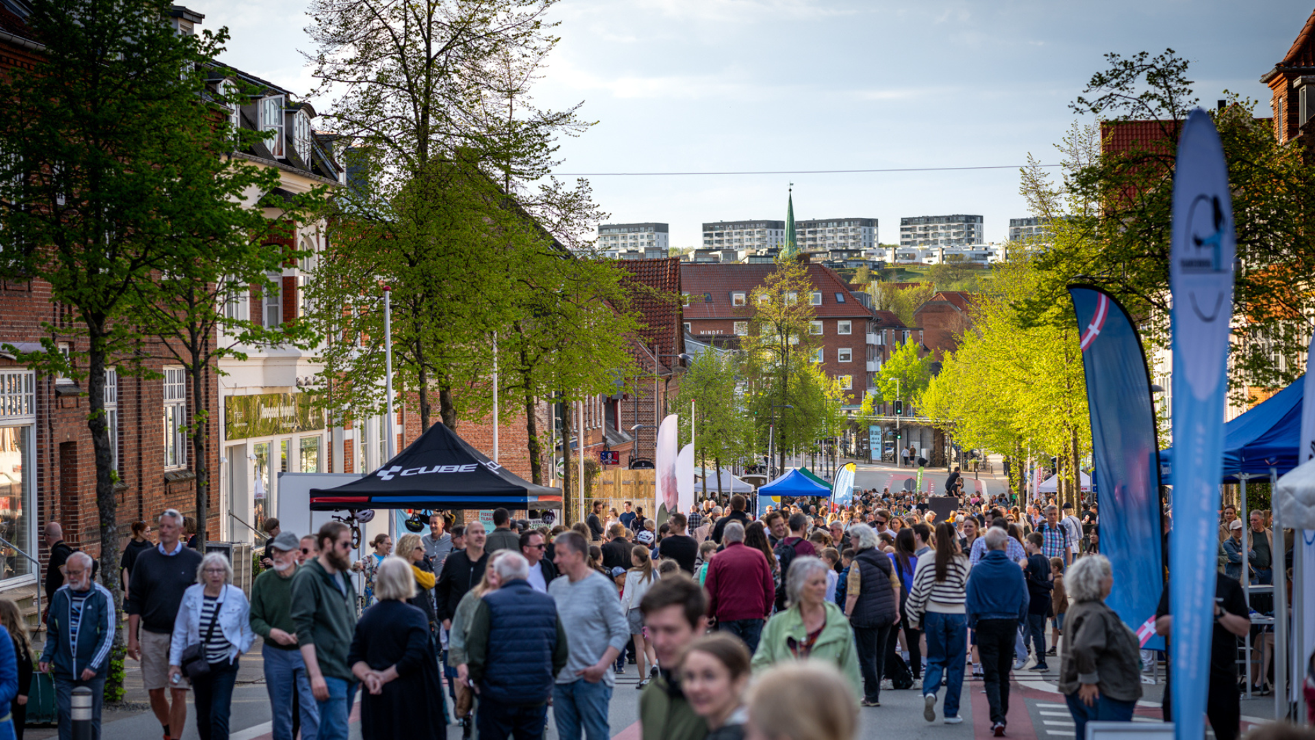 Folk der går i adelgade i skanderborg