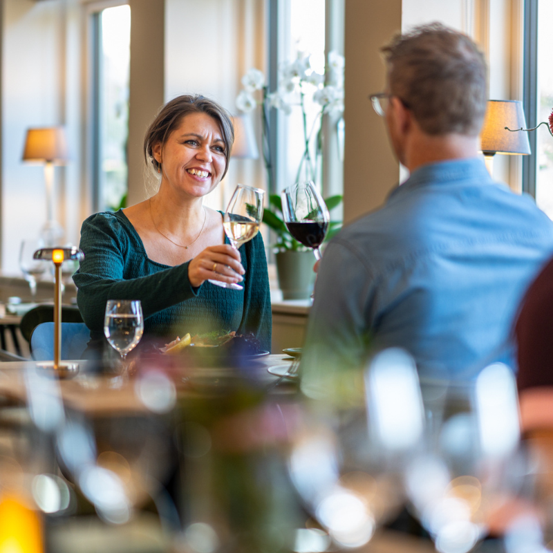 Et par der nyder et måltid på knudhule badehotel
