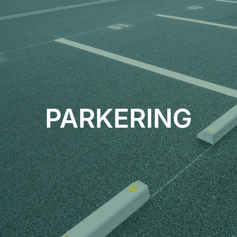 billede af parkeringsplads, hvor der står parkering